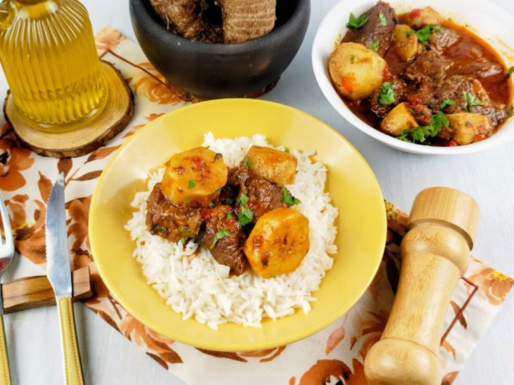 Prato pronto com picadinho encorpado e cheiro-verde por cima.