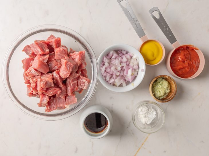 Ingredientes reunidos em uma bancada.