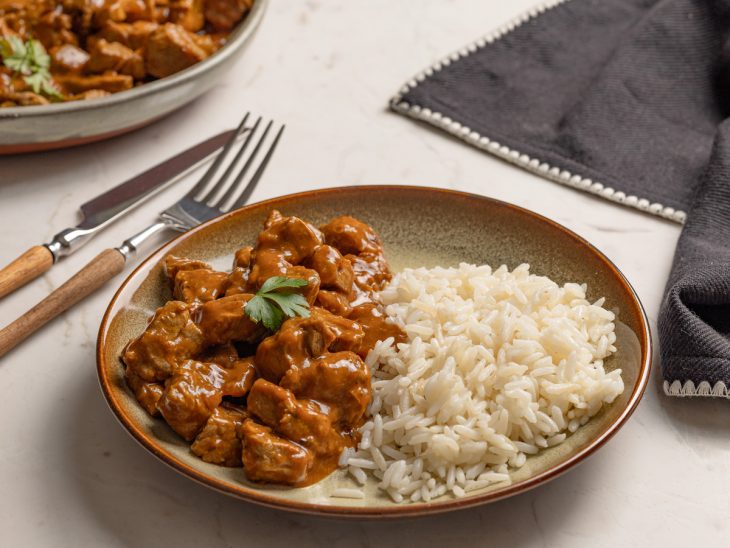 Prato composto por arroz e uma porção do picadinho de carne.