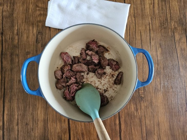 Uma porção de cubos de filé mignon selados na panela.