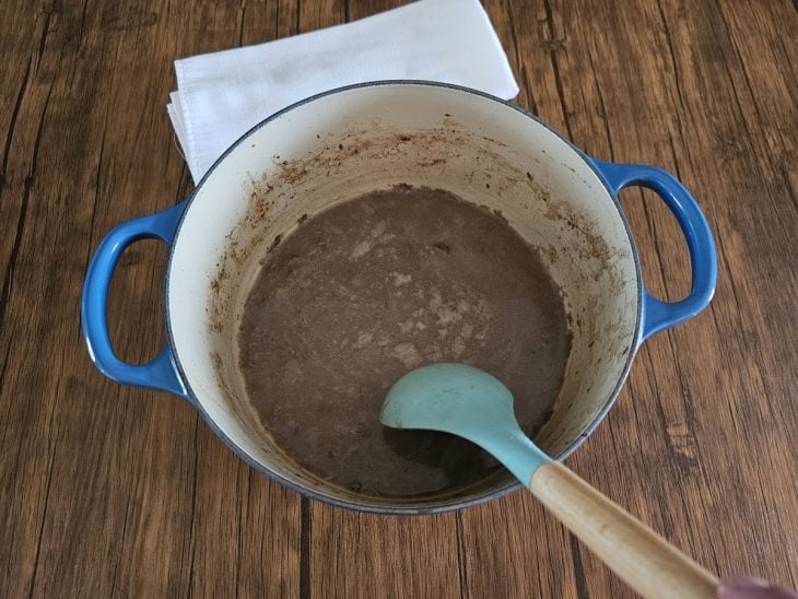 Panela com caldo com coloração mais escura.