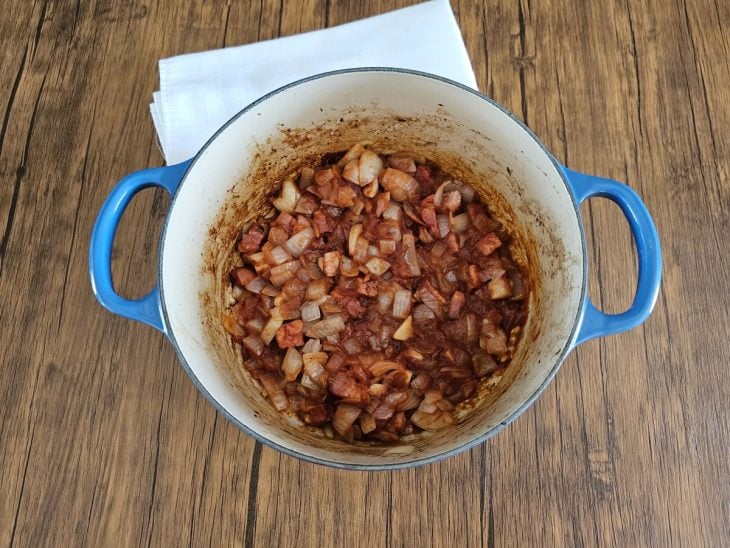 Extrato de tomate adicionado à panela com os outros ingredientes.