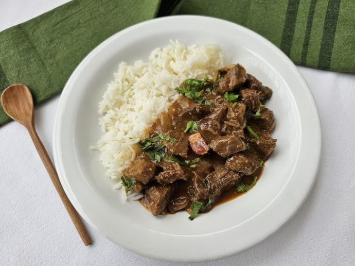 Prato servido com picadinho de filé mignon e arroz.