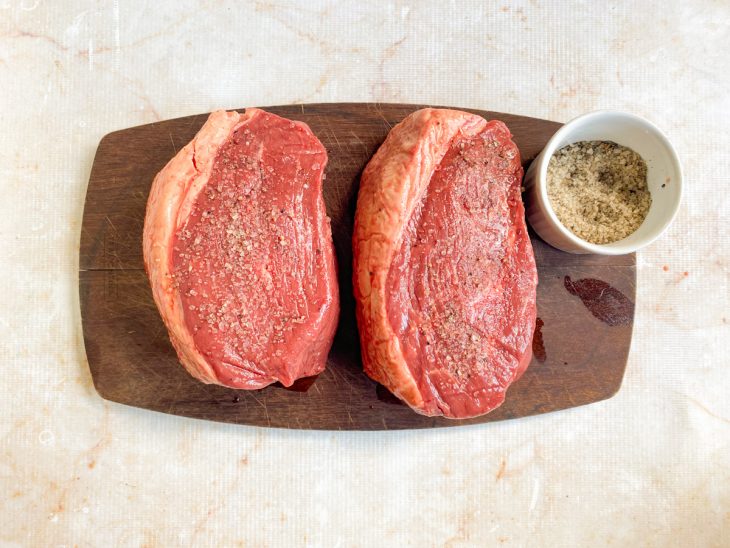 Sal colocado sobre os bifes de picanha.