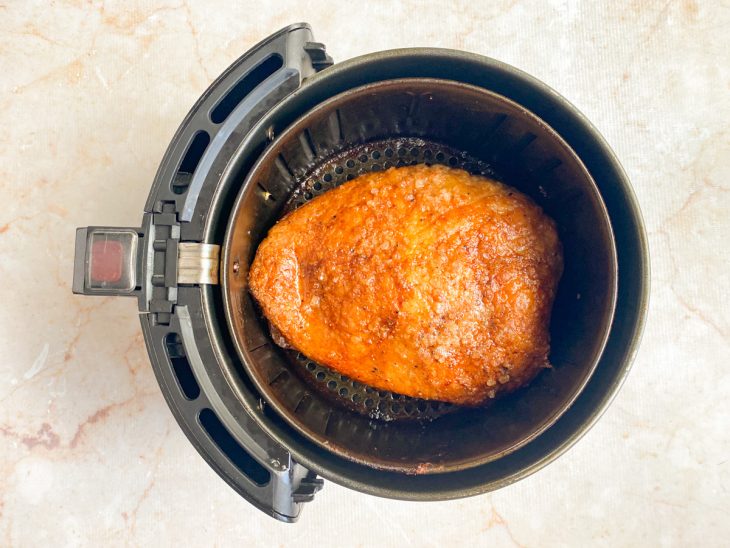 Na air fryer, a picanha começando a ficar dourada.