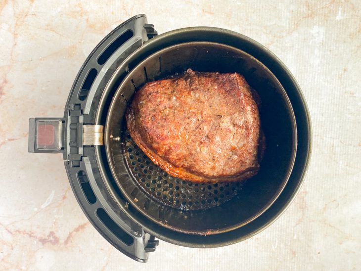 Na air fryer, a picanha dourada.