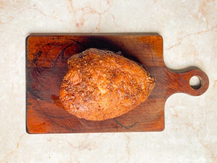 Picanha pronta transferida para uma tábua.