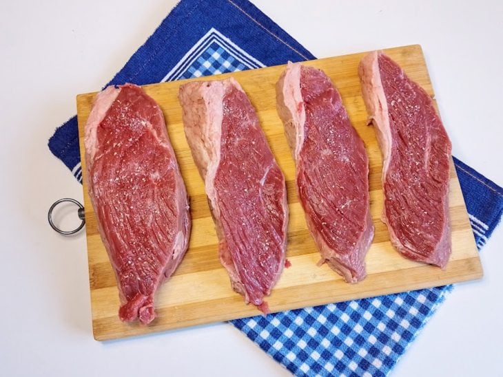 Uma tábua com bifes de picanha.