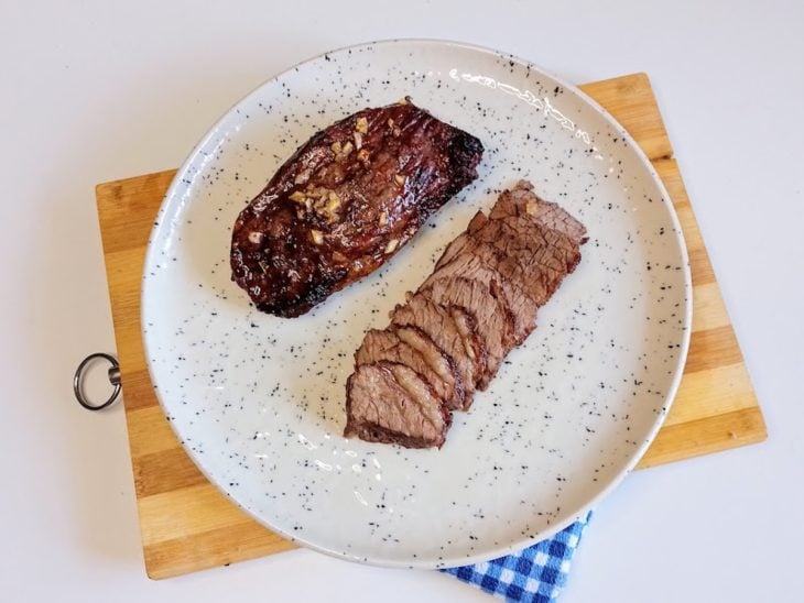 Um prato contendo picanha na airfryer com manteiga e alho.