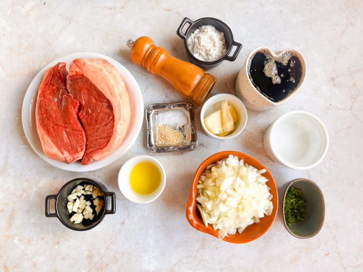 Ingredientes reunidos e organizados sobre a bancada.