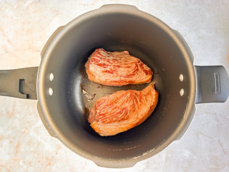 Bifes de picanha cortados com dois dedos de espessura.