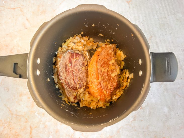 Bifes retornando à panela com a farinha misturada.