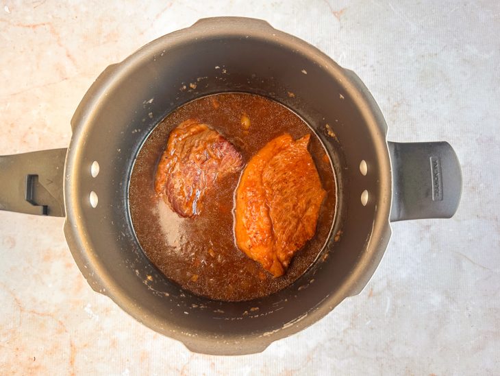 Carne cozinhando na pressão.