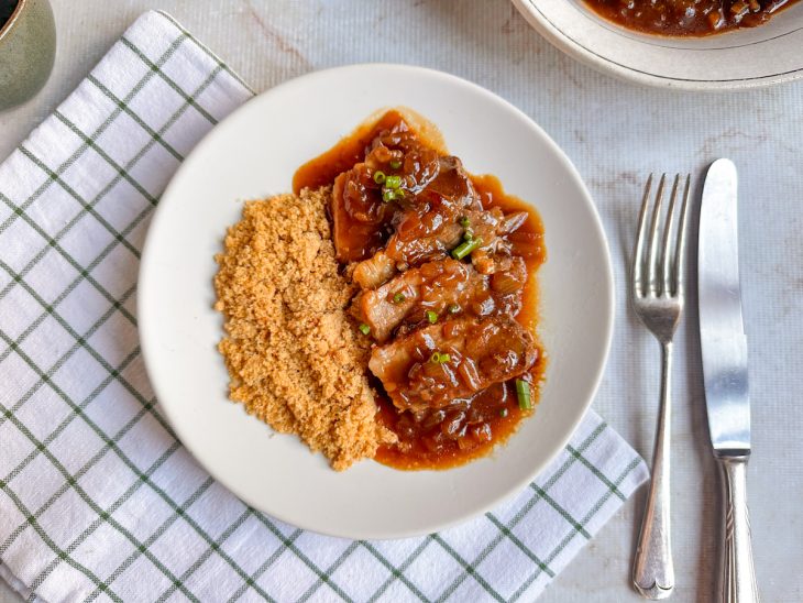 Cebolinha picada finalizando o prato pronto para servir.