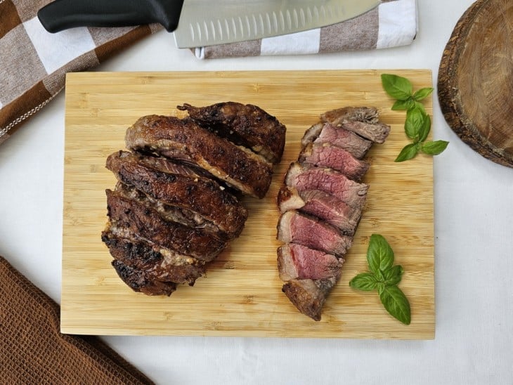 Tábua com peça de picanha na manteiga assada.