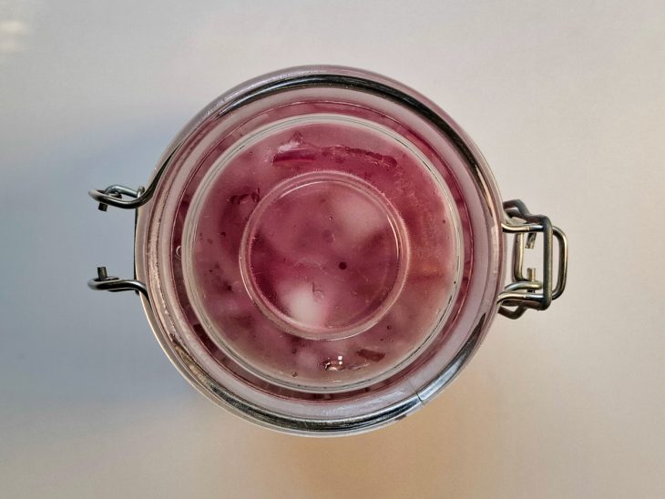 Pote com as cebolas fechado, pronto para ir a geladeira.