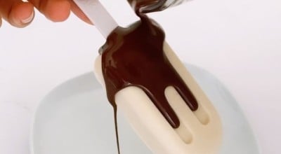 Picolé de baunilha com casquinha de chocolate vegano