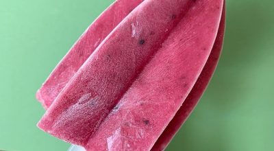 Picolé de iogurte com frutas vermelhas