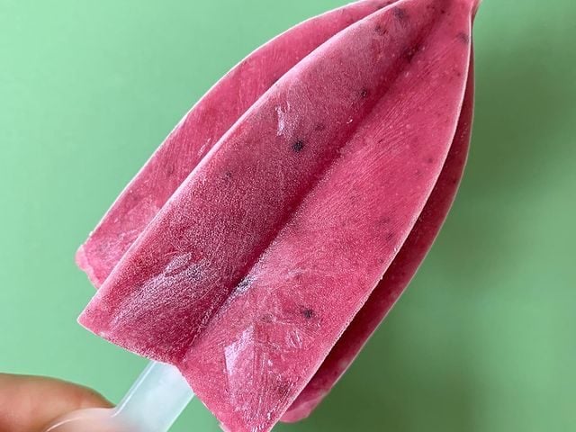 Picolé de iogurte com frutas vermelhas