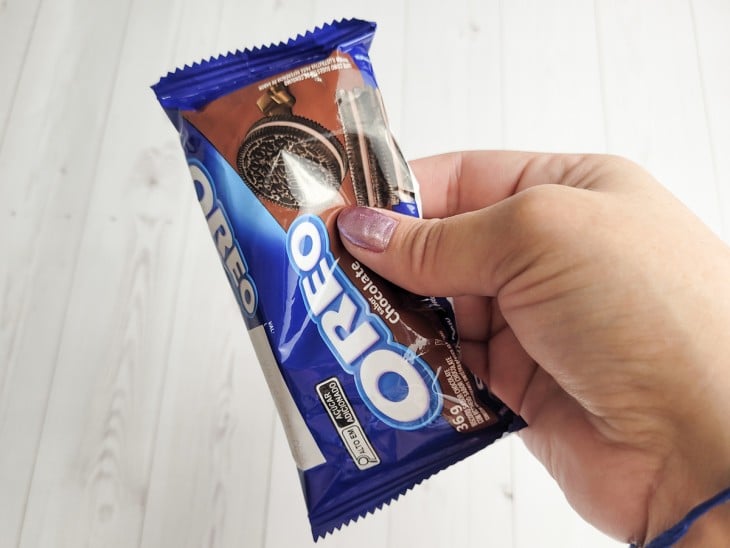 Um pacotinho de bolacha Oreo.