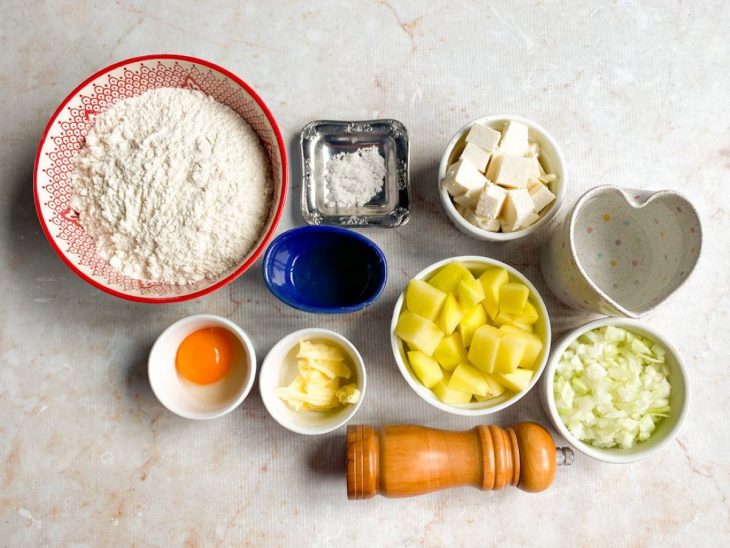 ingredientes para preparo de pierogi separados e organizados.