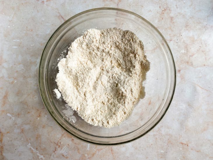 ingredientes secos da massa misturados.