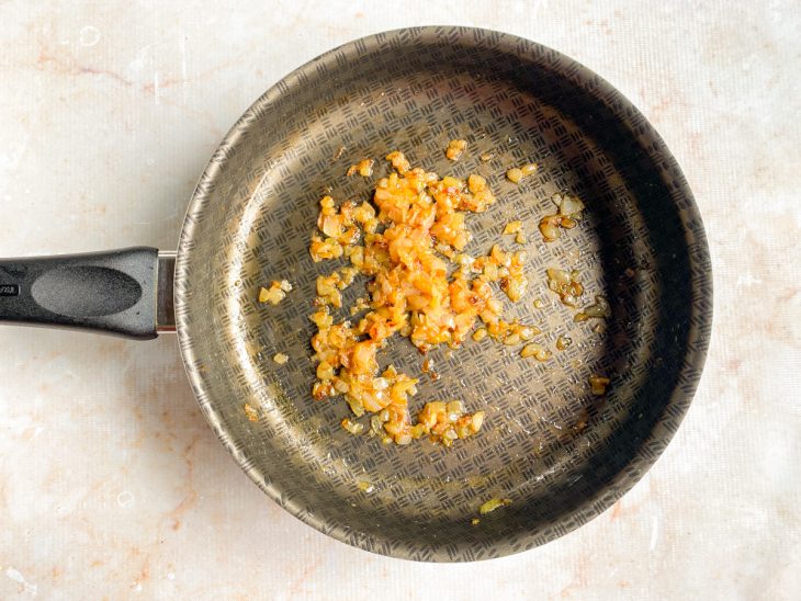 cebola em cubinhos refogada.