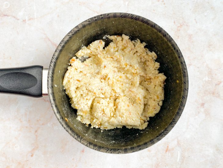 ricotta incorporada ao refogado de cebola para recheio de pierogi.
