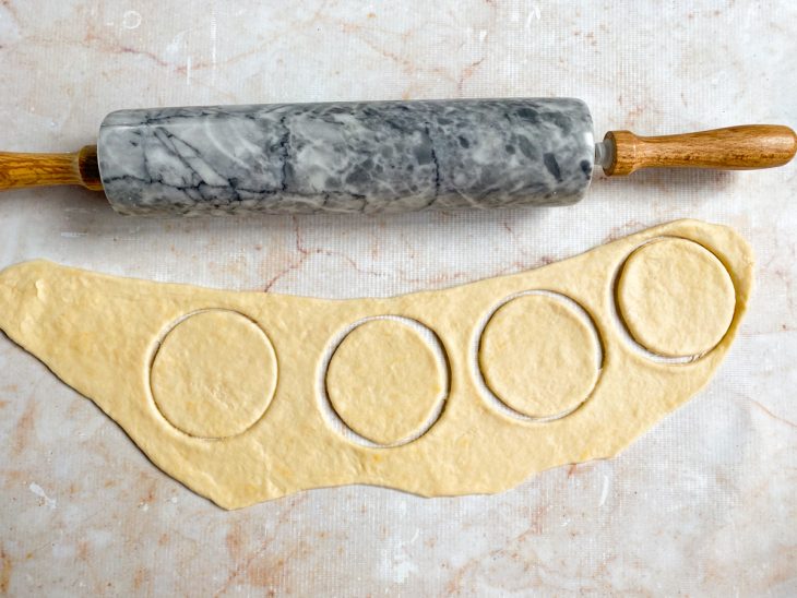 massa de pierogi aberta e cortada.