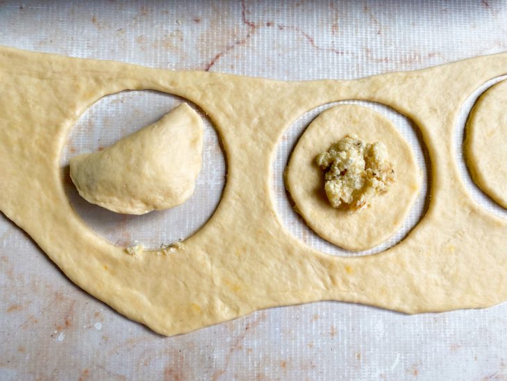massa de pierogi recheada e fechada.