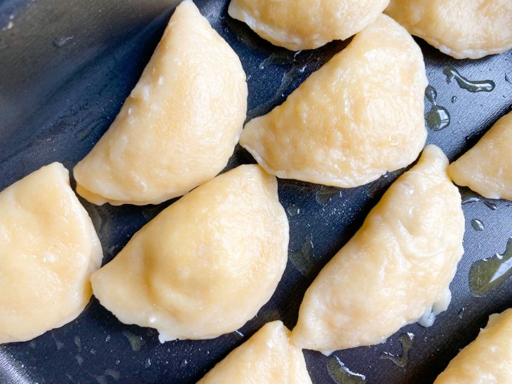 pierogi modelados e recheados.