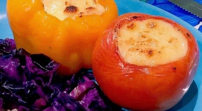 Pimentão e tomate recheado com frango