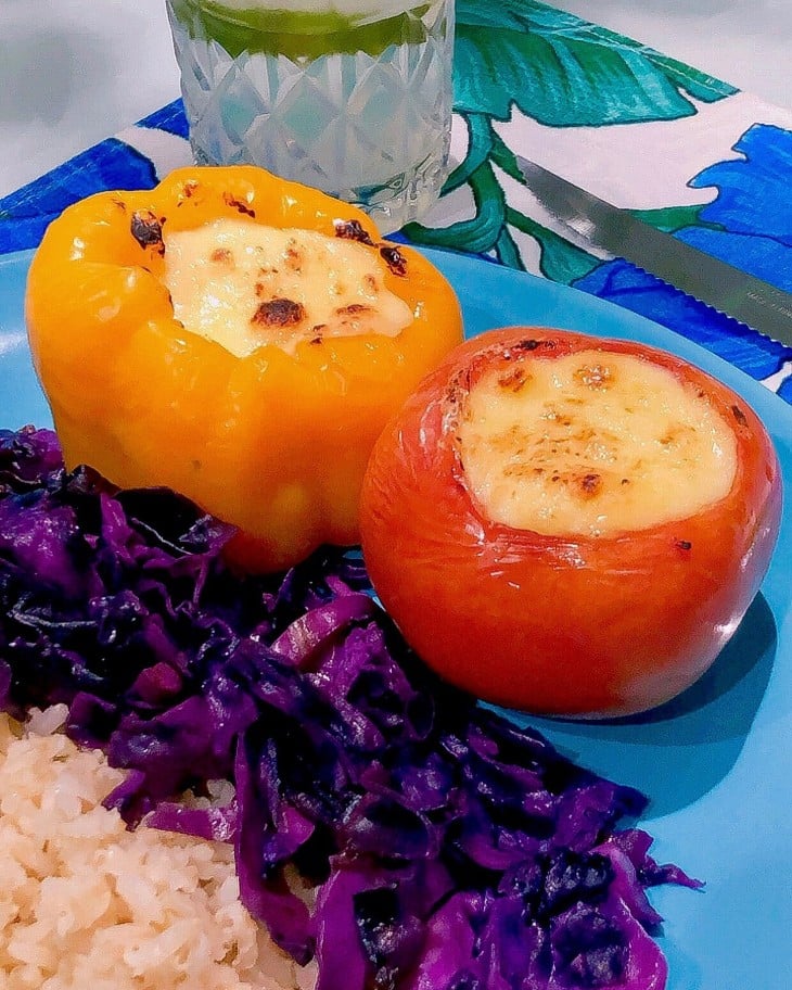 Pimentão e tomate recheado com frango