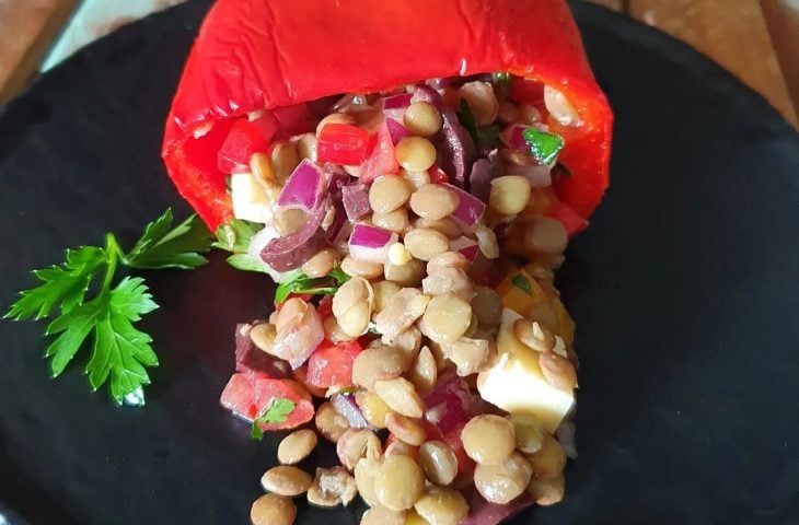 Pimentão recheado com salada de lentilha