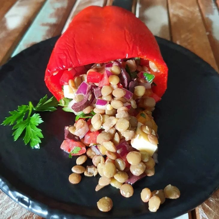 Pimentão recheado com salada de lentilha