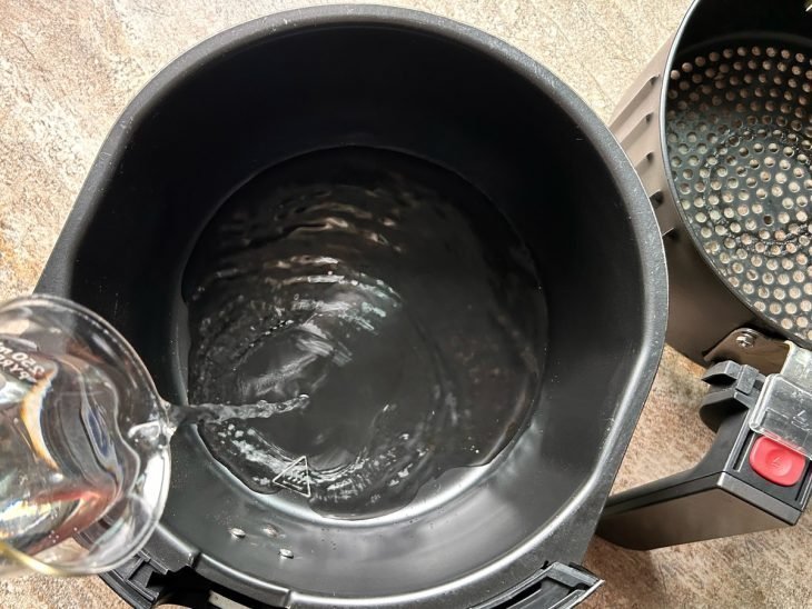 água no cesto da air fryer