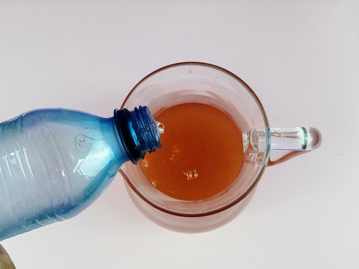 Suco de limão e água adicionados a jarra.