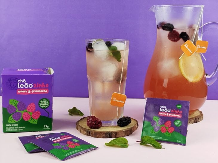 Pink lemonade pronta para consumo em uma bancada.