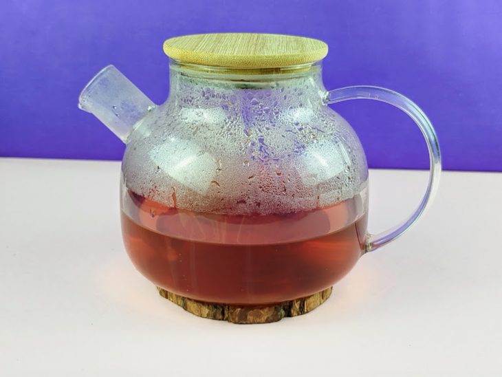 Sachês de chá infusionados em água quente.