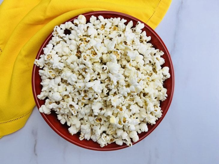 Um recipiente com pipocas estouradas.