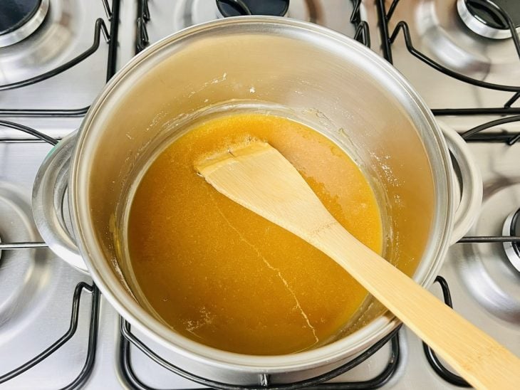 Uma panela com caramelo.