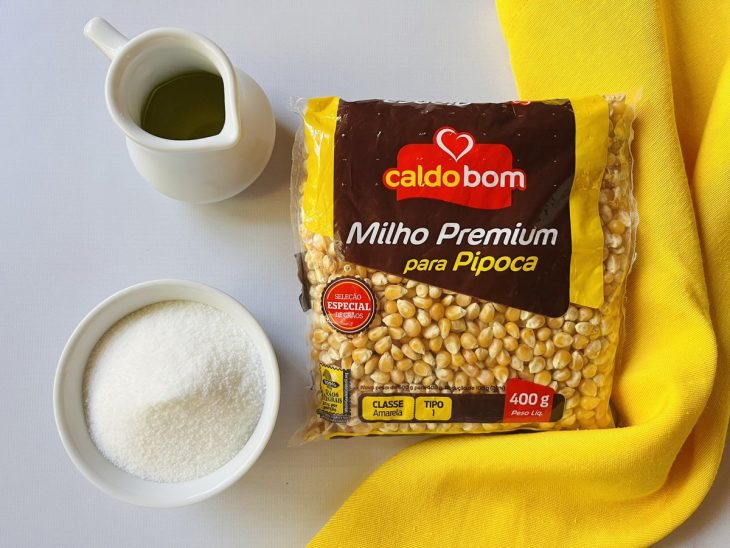 Uma bancada com os ingredientes separados.