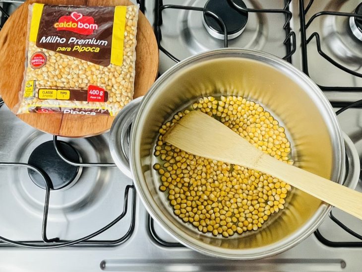 Uma panela contendo óleo e milho de pipoca.