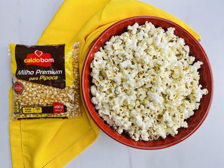 Um recipiente com pipocas estouradas.