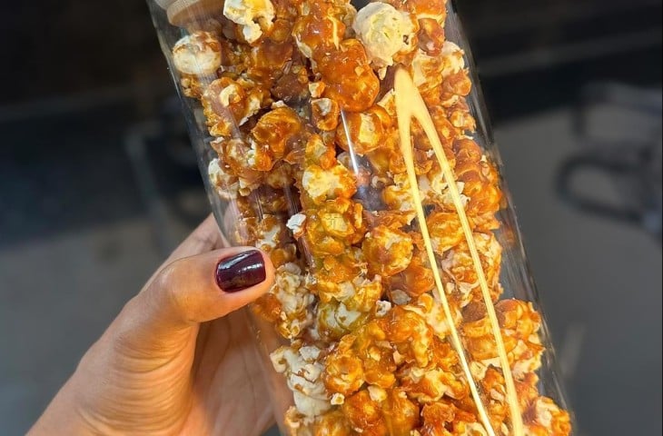 Pipoca caramelizada com açúcar refinado