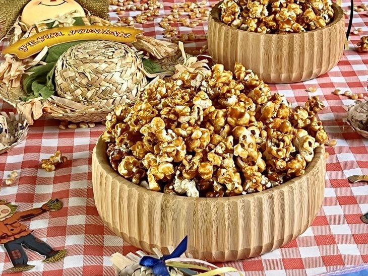 Um recipiente contendo pipoca caramelizada.