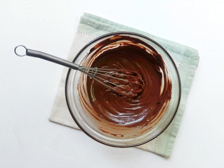 Uma tigela com chocolate derretido.