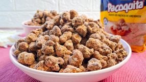 Pipoca com chocolate e farofa de paçoquita
