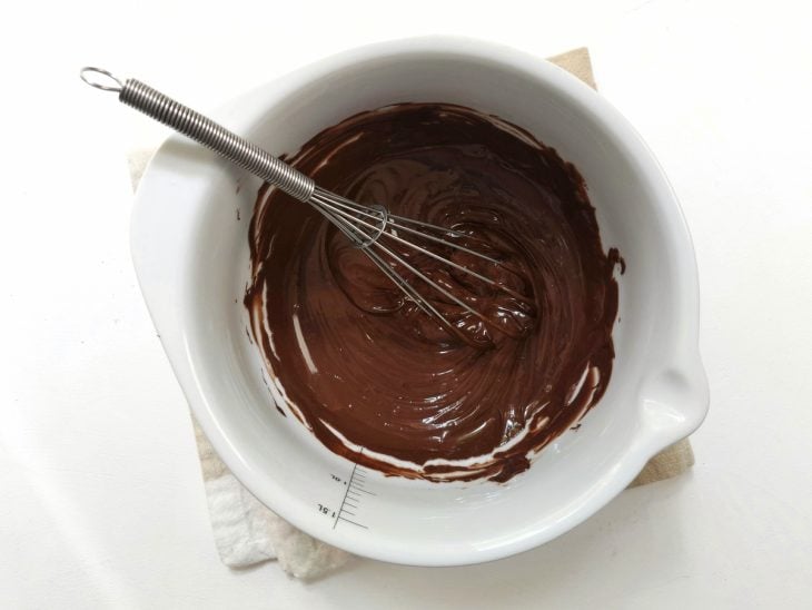 Um recipiente contendo chocolate derretido.