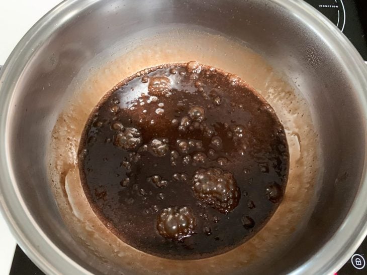 Panela com ingredientes misturados de cor marrom.